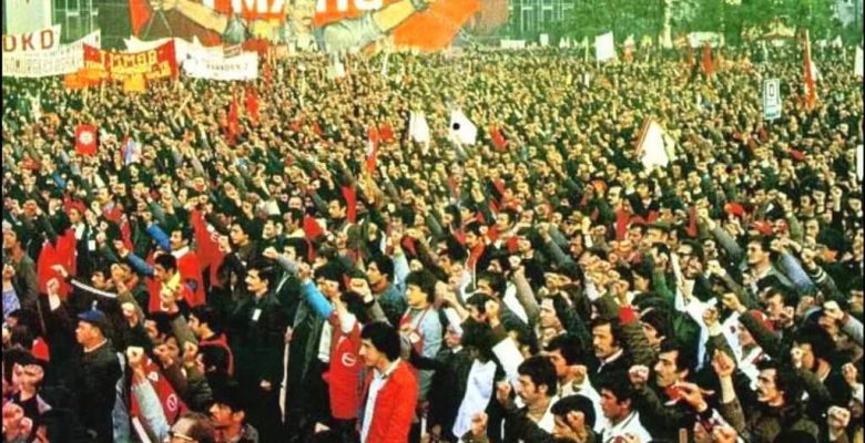 Konfederasyonumuz Birleşik Kamu İş’i ve tüm bağlı sendikaları, İşçi Sınıfının Birlik, Dayanışma ve Mücadele Günü olan 1 Mayıs’ta Taksim’de, 1 Mayıs’ın Anavatanında olmaya çağırıyoruz