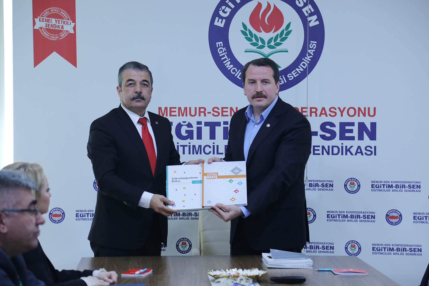 Hainlerle, işbirlikçilerle görüşülmez!  Onlarla yapılacak tek şey mücadele etmektir!
