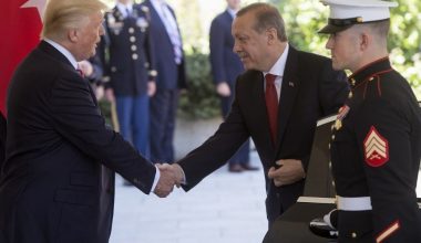 Lağım deliğine süpürülmemek için Onurunuzu satarsanız, İnsanlığınızı ayaklar altına alırsanız… Lağım deliğine süpürülmemek için Onurunuzu satarsanız, İnsanlığınızı ayaklar altına alırsanız…