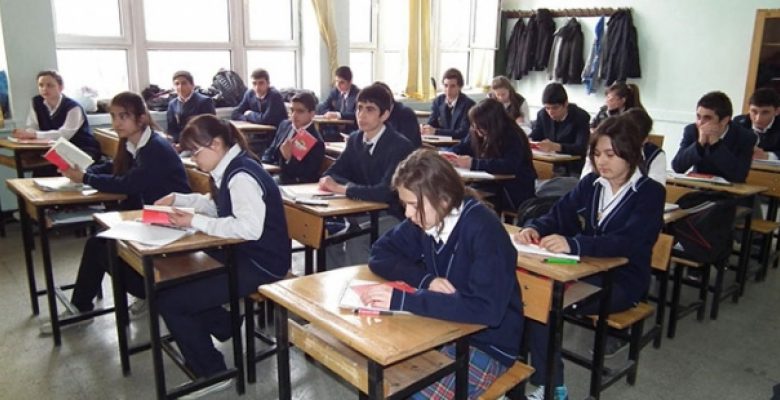 Okulları Peşaver medreselerine çevirmeleri yetmedi, şimdi de karma eğitime saldırıyorlar