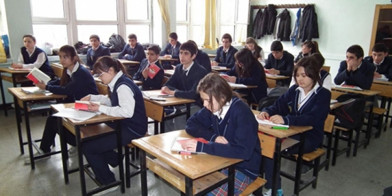 Okulları Peşaver medreselerine çevirmeleri yetmedi, şimdi de karma eğitime saldırıyorlar