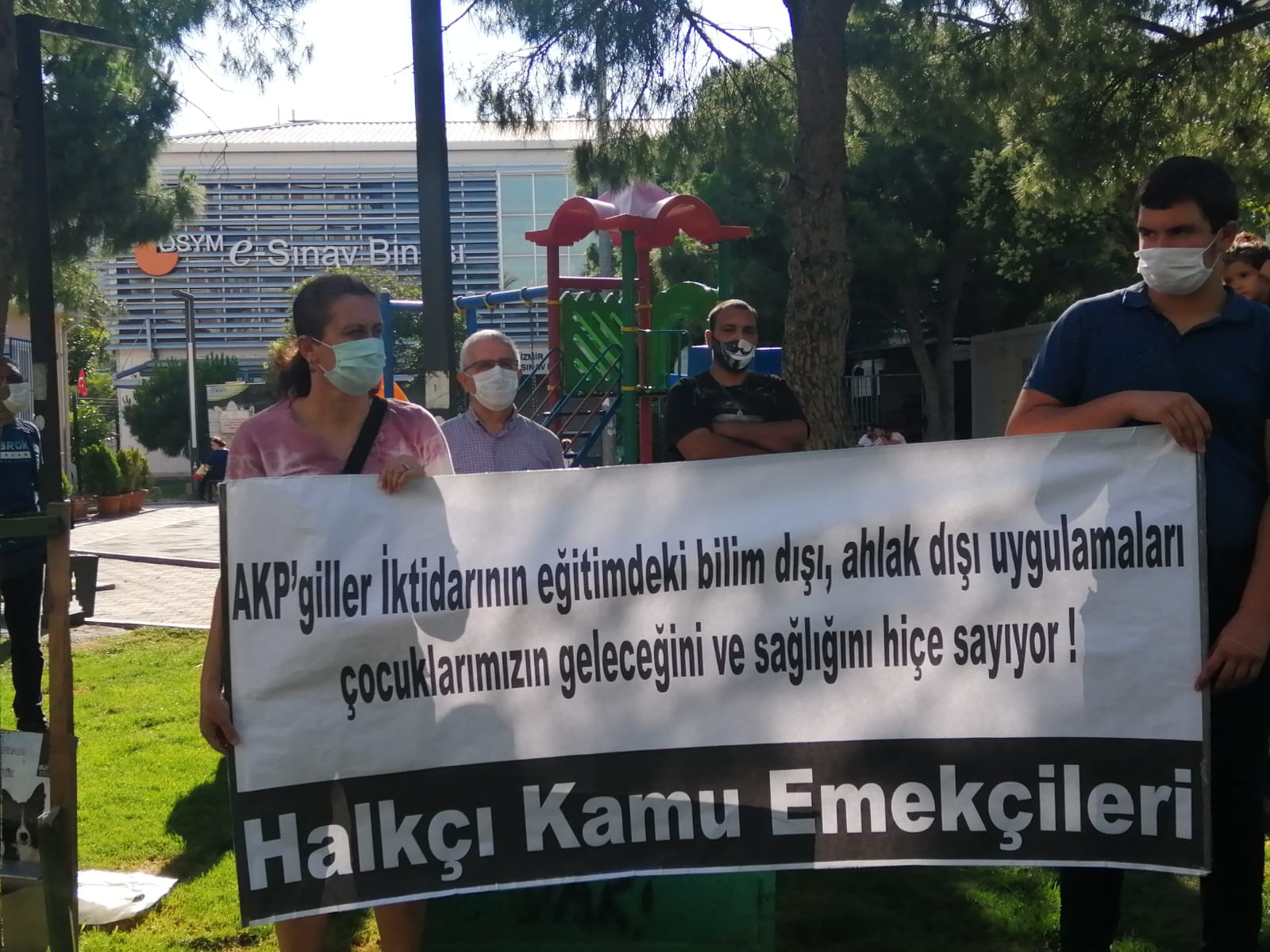 Halkçı Kamu Emekçileri olarak AKPgillerin Korona Salgını sürecinde öğrencilerimizin sağlığını hiçe sayarak YKS ve LGS sınavlarını yapmalarını protesto ettik