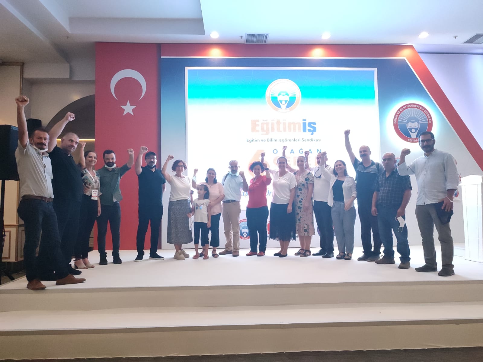 Eğitim-İş 6. Olağan Genel Kurulu’nda devrimci sınıf sendikacılığını gerçek anlamda savunan Halkçı Eğitim ve Bilim Emekçileri olarak kızıl bayrağımızı dalgalandırdık