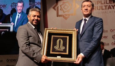 Ziya Selçuk’tan hâlâ medet ummak ve onu aklamaya çalışmak, bilerek ya da bilmeyerek karşı devrime hizmet etmek demektir Ziya Selçuk’tan hâlâ medet ummak ve onu aklamaya çalışmak, bilerek ya da bilmeyerek karşı devrime hizmet etmek demektir