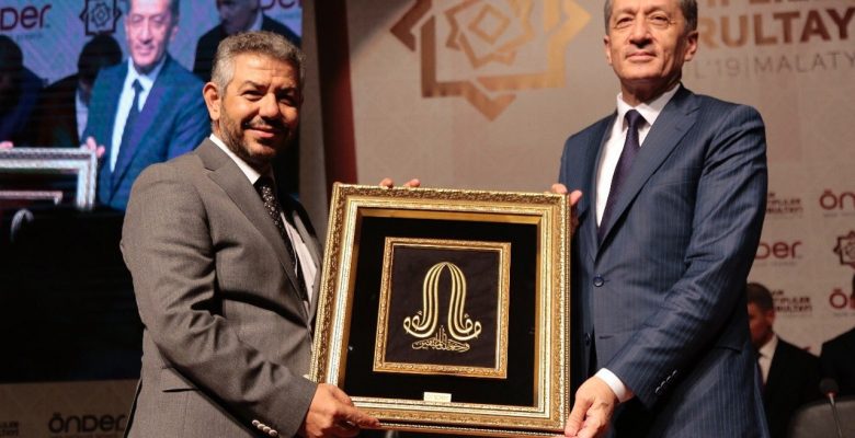 Ziya Selçuk’tan hâlâ medet ummak ve onu aklamaya çalışmak, bilerek ya da bilmeyerek karşı devrime hizmet etmek demektir