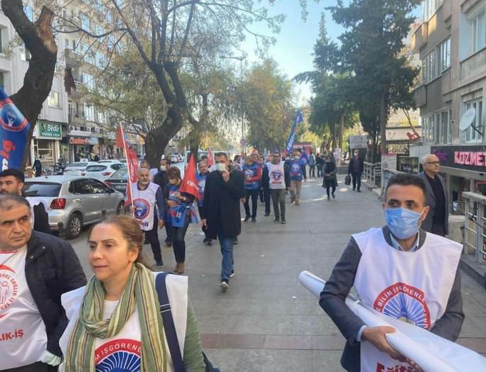 Sendikamız Eğitim-İş’in Gaziantep’te düzenlediği eylemde, Halkçı Kamu Emekçileri olarak Serap Öğretmen’imizi yalnız bırakmadık!
