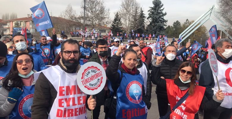 Kamu Emekçilerinin Anıtpark’tan yükselen çığlığı “Tükeniyoruz!” Ekonomik kriz ve zamlarla, yoksulluğa mahkum edilen Kamu Emekçileri olarak haykırdık:  “Emperyalistler, işbirlikçiler, geldikleri gibi gidecekler!”