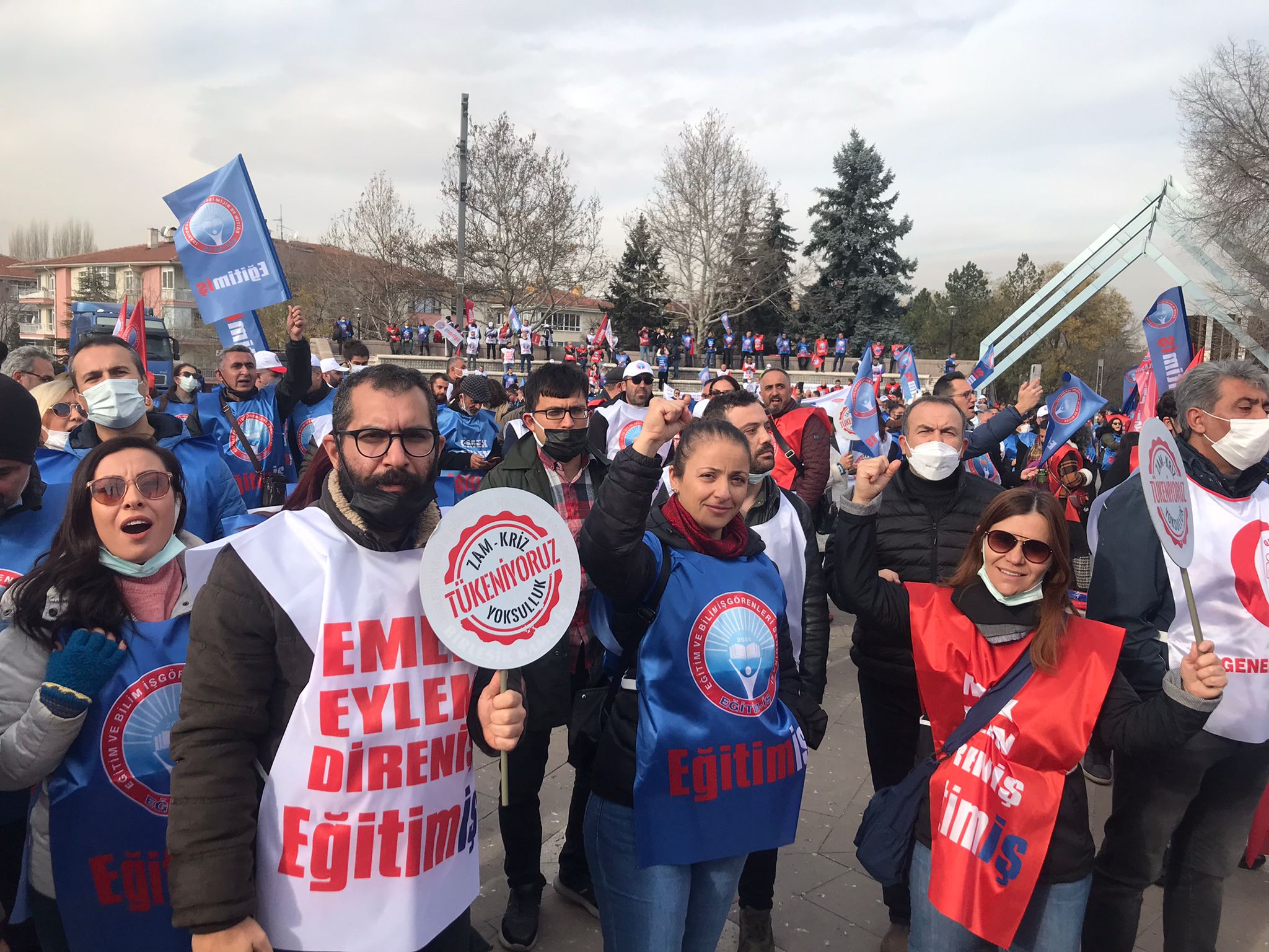 Kamu Emekçilerinin Anıtpark’tan yükselen çığlığı “Tükeniyoruz!” Ekonomik kriz ve zamlarla, yoksulluğa mahkum edilen Kamu Emekçileri olarak haykırdık:  “Emperyalistler, işbirlikçiler, geldikleri gibi gidecekler!”