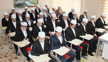 Gençlerimizin Ortaçağ dehlizlerinde kaybolmasına izin vermeyeceğiz Gençlerimizin Ortaçağ dehlizlerinde kaybolmasına izin vermeyeceğiz