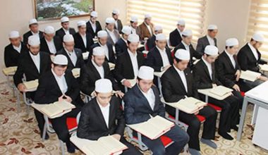 AKP’giller şimdi de öğretmenlerimizin hizmet içi eğitimini Ortaçağcı gerici tarikat, cemaat ve derneklere teslim ediyorlar!
